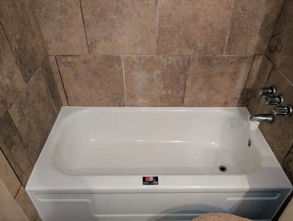 clean refinished bathtub by Best In The Business Refinishing in East Texas